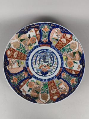 une image représentant une assiette bleue et blanche ornée d'un motif