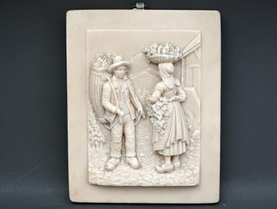 Couple de vendangeurs. Bas relief en pierre calcaire pétrifi…