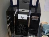une machine à café posée sur un comptoir