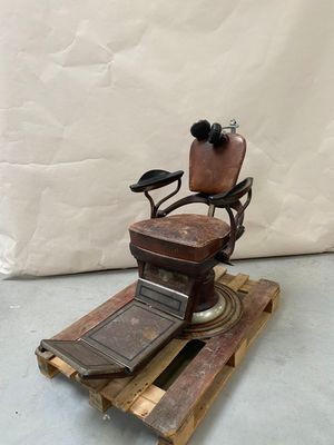 une chaise en bois posée sur une palette