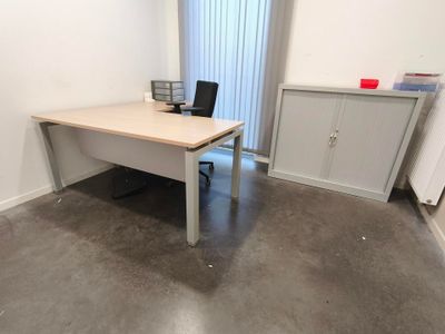 un bureau avec un ordinateur dans une pièce