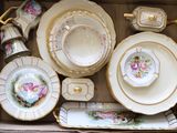 une boîte contenant divers objets en porcelaine