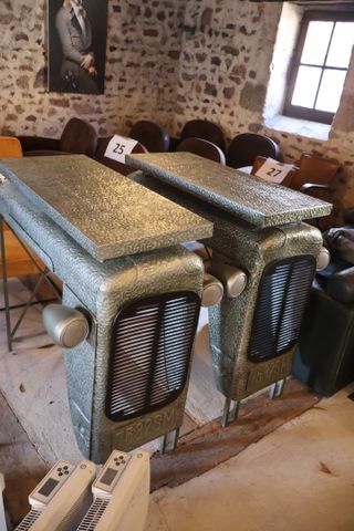 Deux consoles décoratives en métal effet martelé simulant des cal...