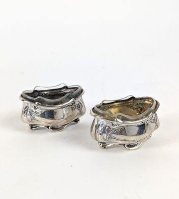 une paire de salières et poivrières plaquées argent sur fond blanc