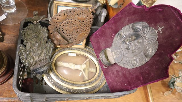 Lot religieux : christ sous verre, 3 bénitiers, chapelet, christ ...