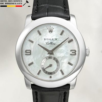 Les montres Rolex sont fabriquées en acier inoxydable et dotées d'un cadran en nacre blanche.
