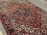 un tapis posé à même le sol dans une pièce aux murs blancs