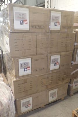 une grande pile de cartons sur une palette dans un entrepôt