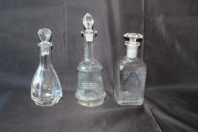3 Carafes ouvragées en verre