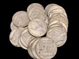 un tas de pièces d'argent sur fond noir