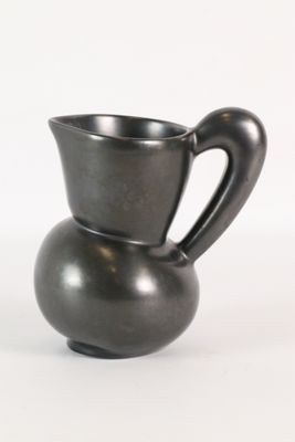 un vase noir avec une anse sur fond blanc