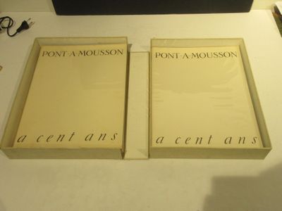 deux livres posés sur une table