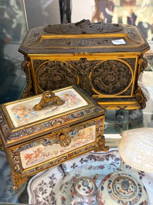 une table en verre sur laquelle se trouvent une boîte et une assiette