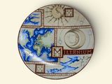 une assiette sur laquelle est représentée une carte