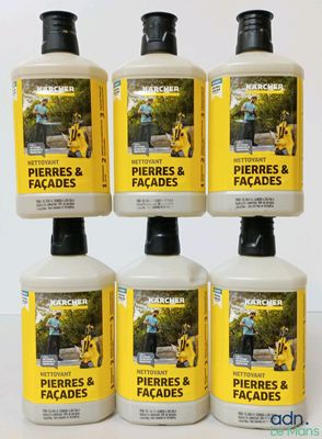 un lot de quatre bouteilles remplies de liquide posées sur une table