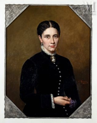 portrait d'une femme en robe noire tenant une fleur violette