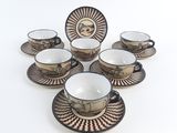 six tasses et soucoupes empilées les unes sur les autres
