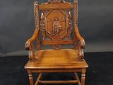 une vieille chaise en bois dont le dossier est sculpté