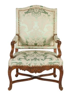 une image représentant une chaise dont le dossier est recouvert d'un tissu vert et blanc
