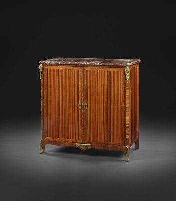 une armoire de style George II en acajou et laiton