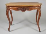 une image d'une petite table avec un plateau et des pieds en bois