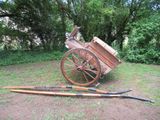 une voiture tirée par des chevaux, assise dans l'herbe