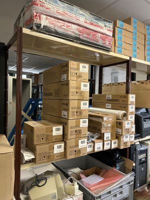 beaucoup de boîtes et de cartons sur les étagères de la pièce