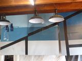 trois lampes suspendues au plafond au-dessus d'un lit