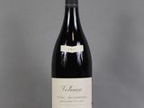 une bouteille de vin posée sur une table