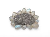 Broche en labradorite et en grappe de labradorite sur fond blanc