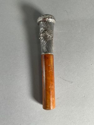 un bâton en argent et en bois surmonté d'un nœud
