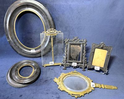 de nombreux cadres et miroirs anciens sur fond bleu