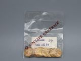 un sac de pièces de monnaie posé sur une table