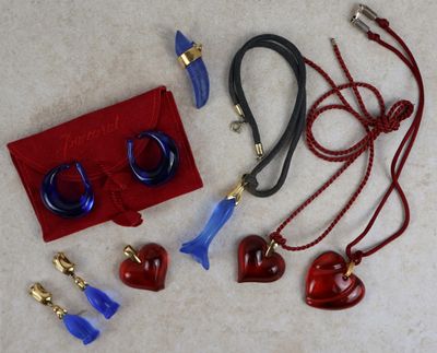 un grand nombre d'objets posés à même le sol
