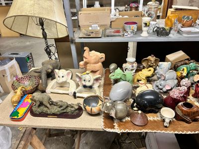 une table sur laquelle se trouvent de nombreux objets différents