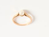 une image représentant une bague en or sertie d'une perle blanche