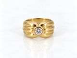 une bague en or jaune avec un diamant au centre