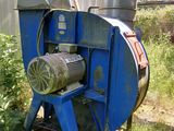 une machine bleue assise dans l'herbe
