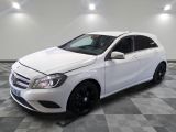 la classe b de la mercedes est garée sur un sol en damier