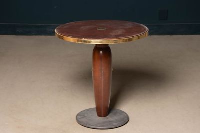 un gros plan d'une table en bois avec un piètement en métal
