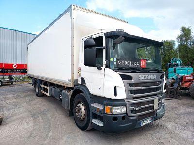 un camion blanc garé dans un parking