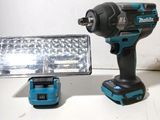 une perceuse sans fil et une lampe posées sur une table