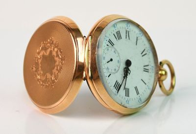 une montre de poche en or avec des chiffres romains