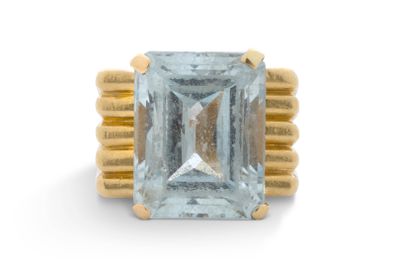 un gros plan d'une bague sertie d'une aigue-marine