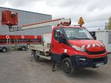 un camion rouge garé devant un bâtiment