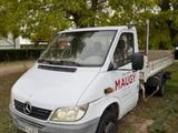 un camion blanc garé sur le bord de la route