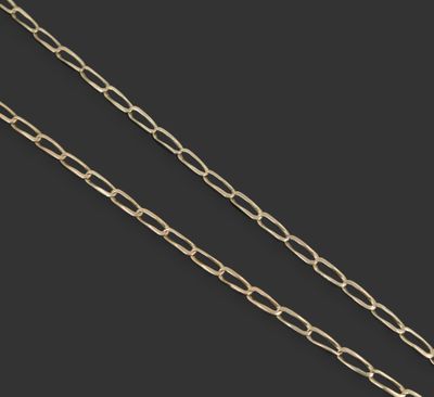 une chaîne en or avec un pendentif en forme de cœur sur fond noir