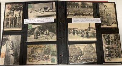 une vieille photo en noir et blanc d'un livre sur lequel figurent des images de personnes