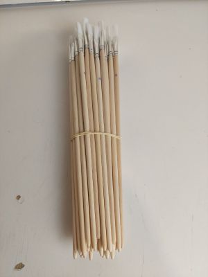 un tas de bâtonnets en bois posés sur une table
