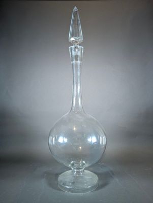 un vase en verre transparent au col long et incurvé